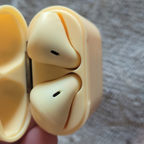 Earbuds - Picture 3 of 5